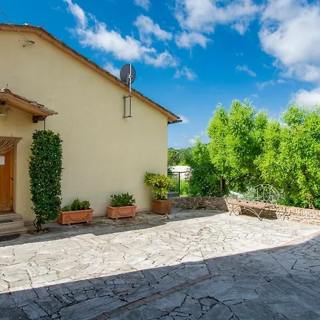 Altido Lovely 2-Br House With Private Garden In Siena Feriehus